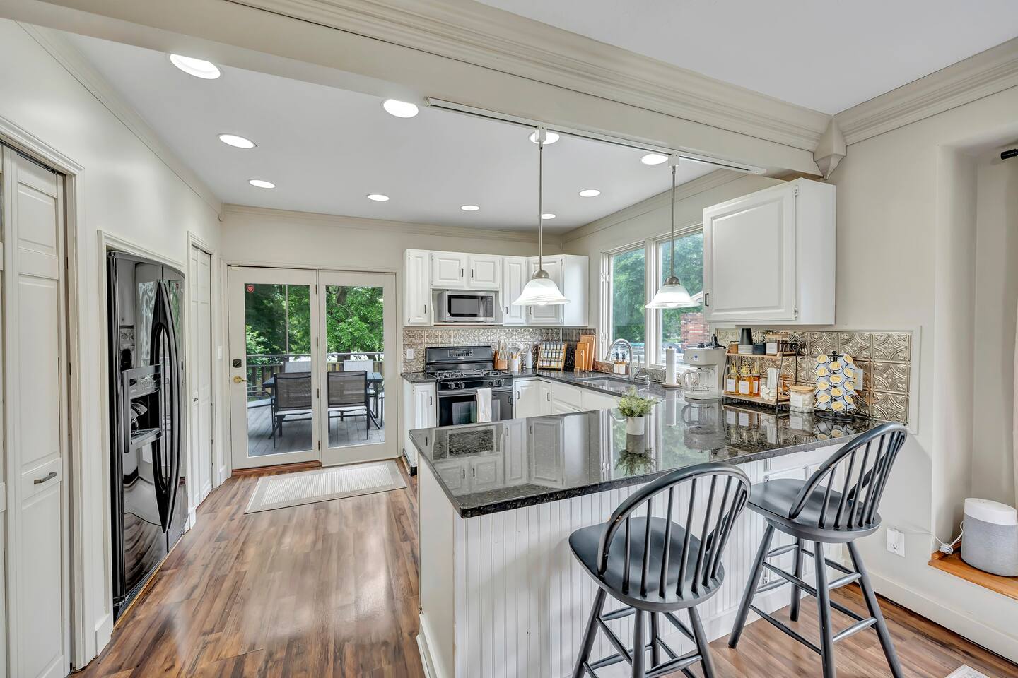 Fully equipped kitchen with granite countertops and a large island